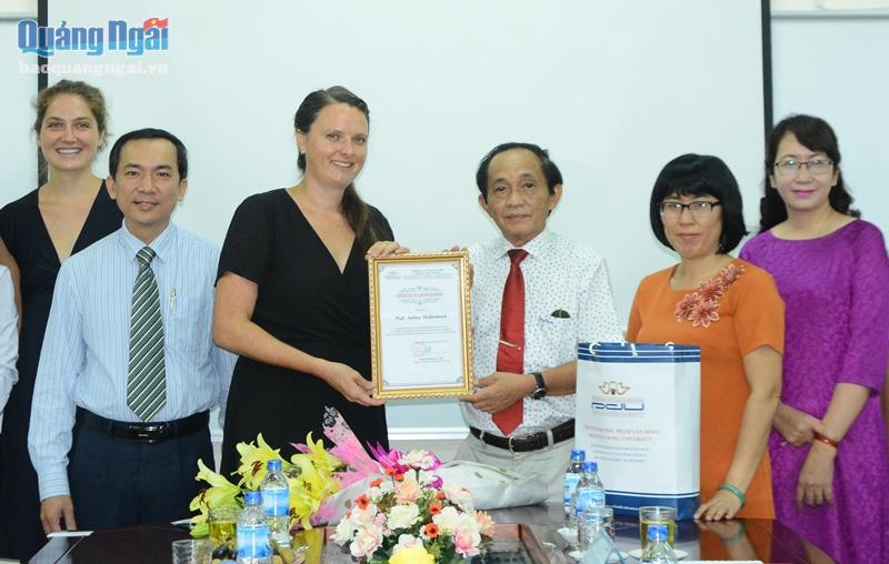 Lãnh đạo Trường ĐH Phạm Văn Đồng tặng quà chúc mừng GS