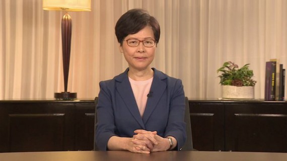  Trưởng đặc khu hành chính Hong Kong phát biểu qua truyền hình - Ảnh chụp màn hình SCMP