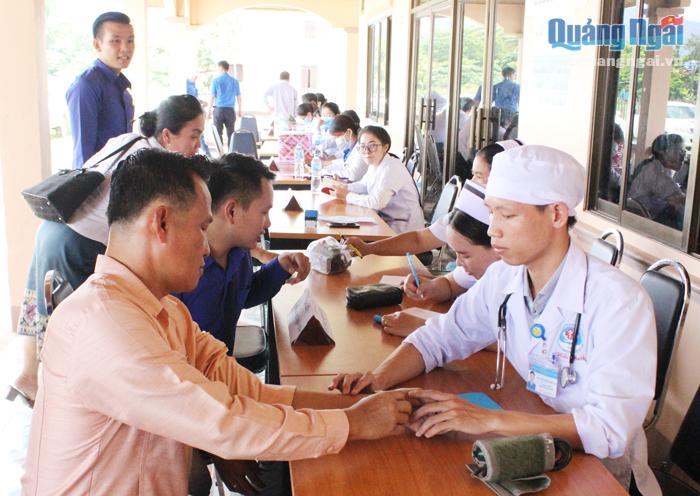 Các thành viên Câu lạc bộ thầy thuốc trẻ tỉnh Quảng Ngãi đã khám chữa bệnh cho người dân Lào.                                ẢNH: Tỉnh đoàn