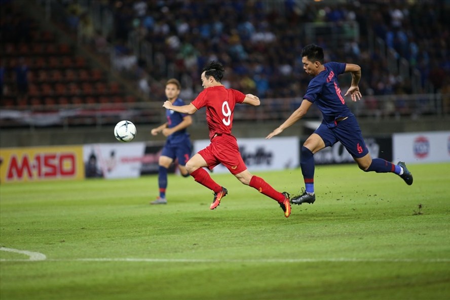 Văn Toàn đã có pha dứt điểm đưa bóng đi sát cột dọc khung thành đội tuyển Thái Lan.