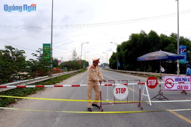 Lực lượng chức năng tiến hành các biện pháp nghiêm cấm phương tiện giao thông lưu thông qua cầu