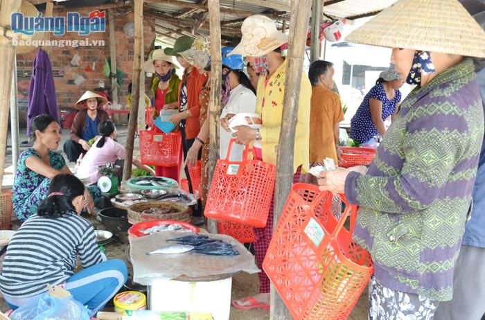 Phụ nữ xã Bình Thới (Bình Sơn) dùng giỏ nhựa đi chợ.