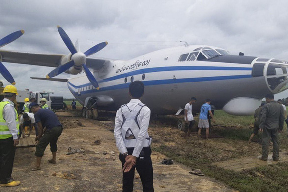 Máy bay vận tải quân sự của Myanmar bị trượt khỏi đường băng - Ảnh: MYANMAR DEPARTMENT OF CIVIL AVIATION/EPA-EFE