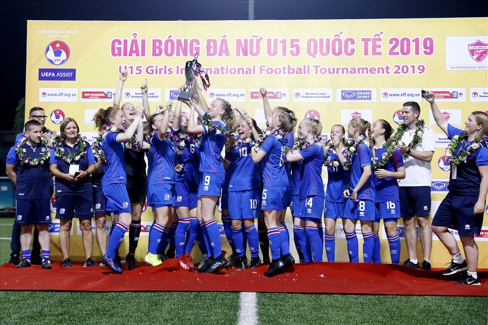U15 nữ Iceland nhận chức vô địch. Ảnh: MHU15 nữ Iceland nhận chức vô địch. Ảnh: MH