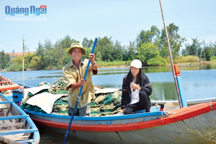 Nhiều bạn trẻ thích thú với việc đi đò ở vùng hạ lưu sông Trà.