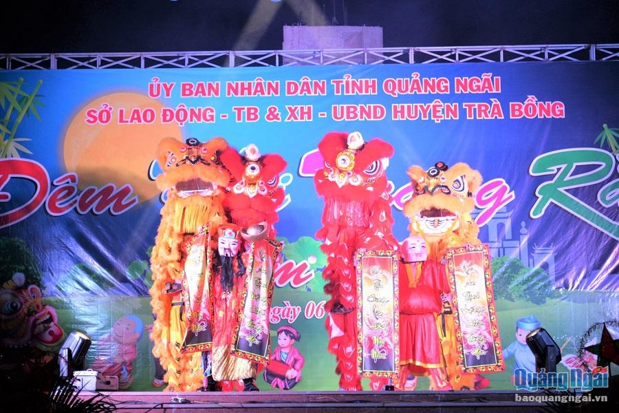 Tiết mục thi múa lân vui nhộn tại Đêm hội Trăng rằm 2019 ở huyện Trà Bồng