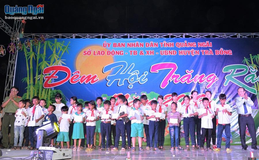 70 học sinh nhận quà từ UBND tỉnh và UBND huyện Trà Bồng nhân dịp Trung thu