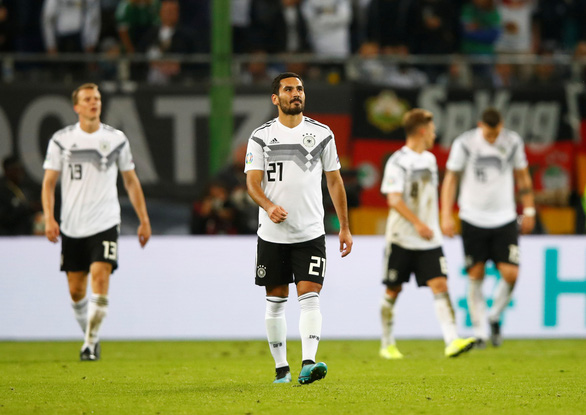  Sự thất vọng của các cầu thủ Đức sau khi để thua Hà Lan - Ảnh: REUTERS