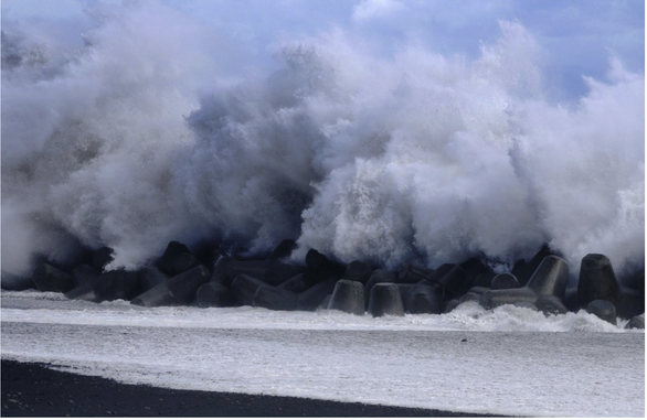 Sóng cao đánh vào bờ biển tỉnh Shizuoka, miền trung Nhật Bản - Ảnh: KYODO