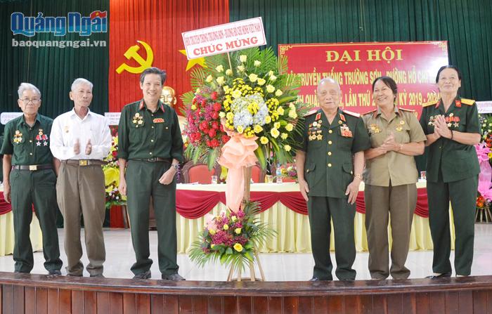  Chủ tịch Hội Truyền thống Trường Sơn - đường Hồ Chí Minh Việt Nam, Thiếu tướng Võ Sở (thứ 3 từ phải qua) tặng hoa chúc mừng đại hội.                                                          Ảnh: X.THIÊN