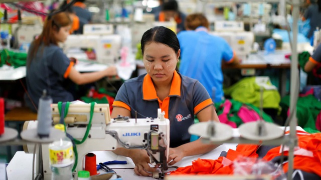  Công nhân một nhà máy dệt may ở Bangkok, Thái Lan (Ảnh minh họa: Reuters)