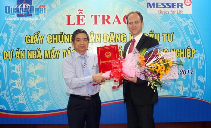 Lãnh đạo BQL KKT Dung Quất và các KCN Quảng Ngãi trao giấy chứng nhận đầu tư cho DA Nhà máy tách và hóa lỏng khí công nghiệp Messer Hải Phòng – Dung Quất.