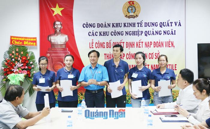 Lãnh đạo Công đoàn KKT Dung Quất và các KCN tỉnh trao quyết định kết nạp đoàn viên Công ty TNHH Sheng Yang (Việt Nam) Textile.