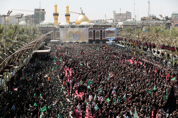 Đám đông dự lễ Ashura ở thành phố Kerbala, Iraq - Ảnh: REUTERS