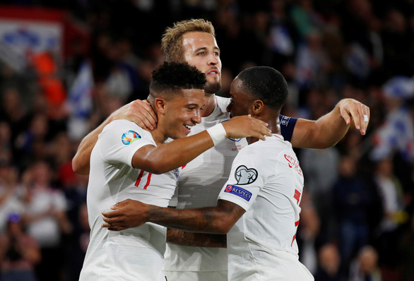  Các cầu thủ Anh ăn mừng sau khi ghi bàn vào lưới Kosovo - Ảnh: REUTERS
