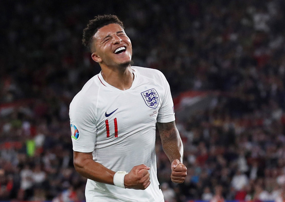  Niềm vui của Sancho sau khi ghi bàn cho tuyển Anh - Ảnh: REUTERS