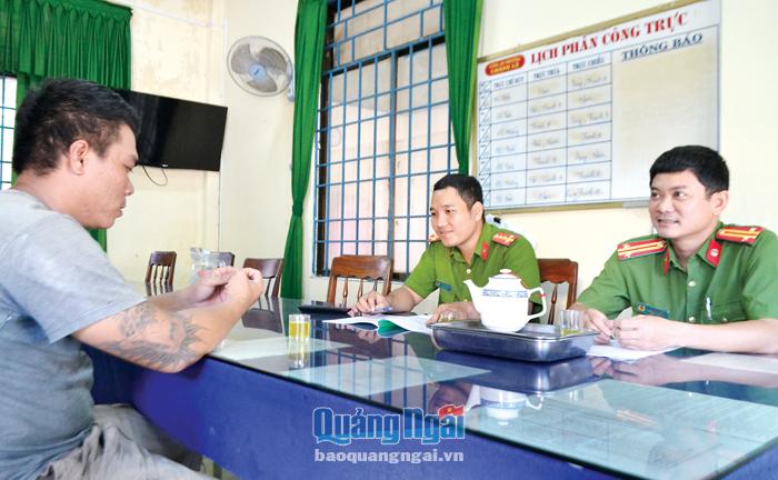 Công an phường Chánh Lộ (TP.Quảng Ngãi) thường xuyên gặp gỡ, hỗ trợ tư pháp cho người chấp hành xong án phạt tù cư trú tại địa phương.