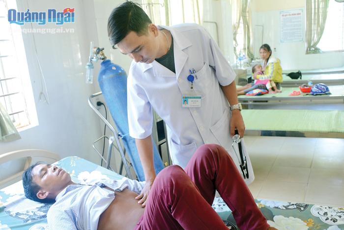 Mỗi ngày, bác sĩ Hồ Chí Lợi tham gia cấp cứu nhiều bệnh nhân.