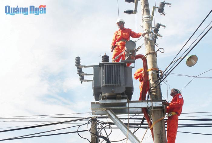Công nhân Công ty Điện lực Quảng Ngãi cải tạo lưới điện hạ áp sau khi tiếp nhận tại huyện Minh Long.    