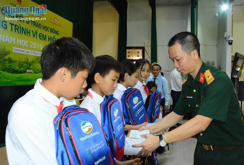 Lãnh đạo Viettel Quảng Ngãi trao học bổng cho học sinh.