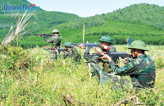 Lực lượng dự bị động viên bắn đạn thật trong Diễn tập Khu vực phòng thủ tỉnh năm 2018.