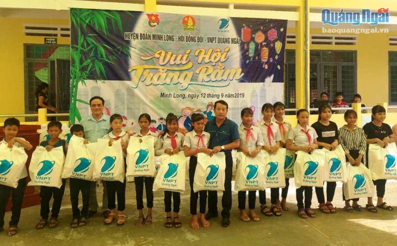 Trao quà Trung thu cho các em học sinh huyện Minh Long
