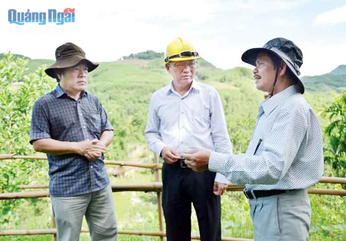  Phó Chủ tịch UBND tỉnh Võ Phiên (bên trái) trao đổi với lãnh đạo huyện Tây Trà về mô hình hỗ trợ bò sinh sản cho hộ nghèo xã Trà Thanh.    
