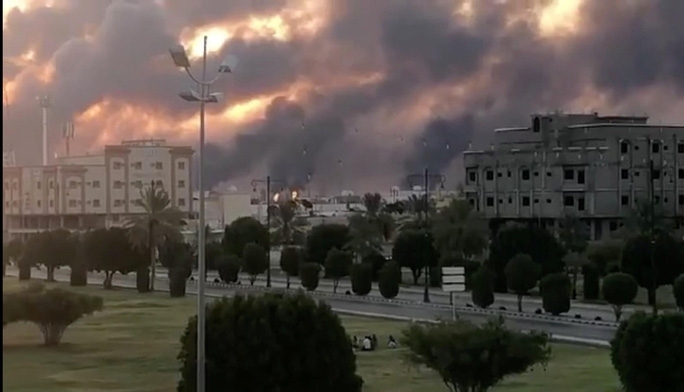 Nhà máy lọc dầu của Tập đoàn Dầu khí Ả Rập Saudi Aramco ở Abqaiq bốc cháy sau vụ tấn công hôm 14-9 Ảnh: REUTERS