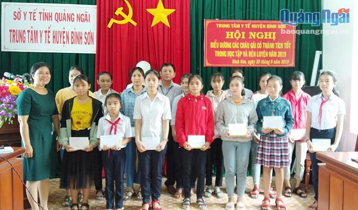  Trung tâm Y tế huyện Bình Sơn tặng quà, biểu dương các cháu gái có thành tích tốt trong học tập và rèn luyện.