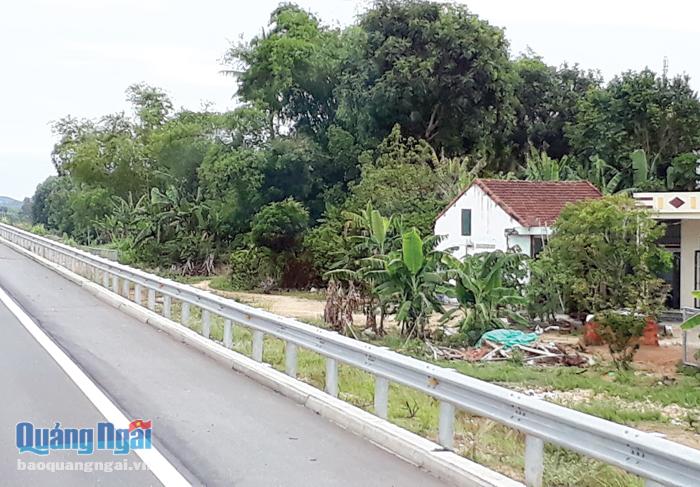 Một đoạn hành lang đường cao tốc Đà Nẵng - Quảng Ngãi qua xã Bình Trung (Bình Sơn) đến nay vẫn chưa được rào chắn.    