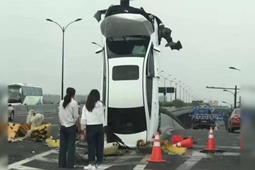  Nữ tài xế ôtô đâm vào cột biển báo khiến chiếc xe dựng đứng giữa đường.