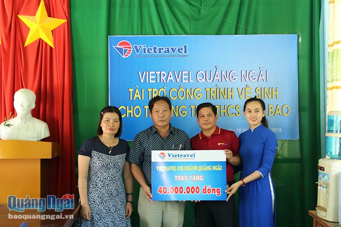 Đại diện Vietravel Quảng Ngãi trao tiền hỗ trợ xây dựng công trình nhà vệ sinh cho trường THCS Sơn Bao