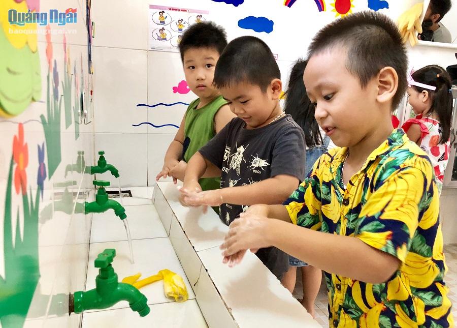 Nhà trường cũng dạy các cháu phải thường xuyên rửa tay bằng xà phòng dưới vòi nước chảy