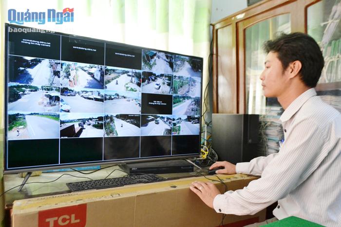   Cán bộ xã Bình Đông (Bình Sơn) theo dõi tình hình an ninh trật tự trên địa bàn xã qua hệ thống camera nối với ti vi tại cơ quan.