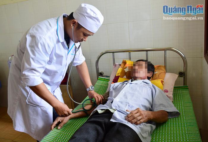 Bác sĩ thăm khám cho bệnh nhân nội trú tại Bệnh viện Tâm thần tỉnh. 