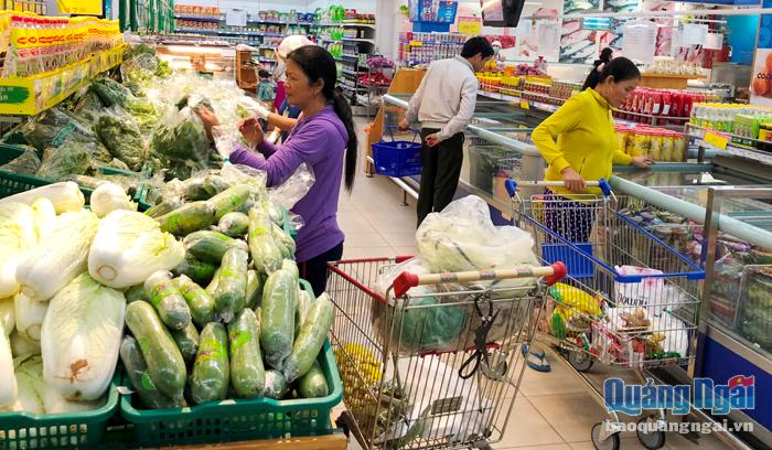 Hàng hóa bày bán tại siêu thị Co.op Mart Quảng Ngãi hầu hết đều có mã vạch để truy xuất nguồn gốc.
