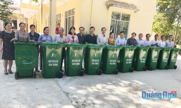 Ban Dân vận Tỉnh ủy hỗ trợ kinh phí để mua tặng thùng chứa rác thải sinh hoạt cho người dân xã Nghĩa Thắng (Tư Nghĩa).