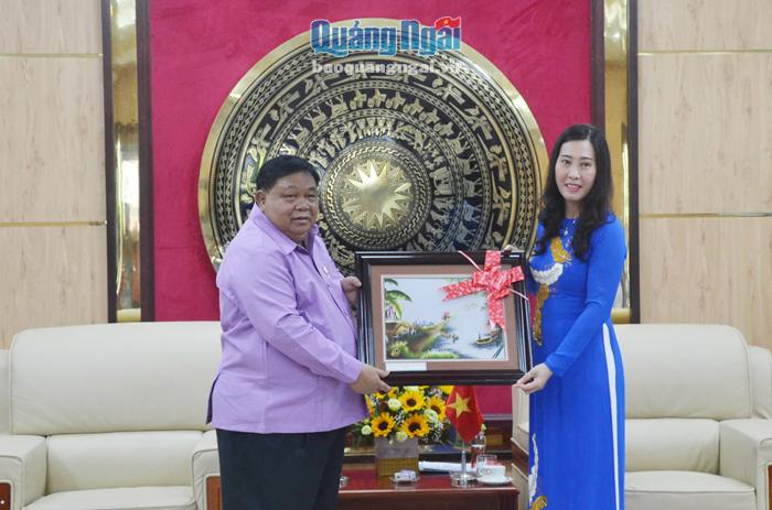 Ủy viên dự khuyết Trung ương Đảng, Phó Bí thư Thường trực Tỉnh ủy, Chủ tịch HĐND tỉnh Bùi Thị Quỳnh Vân tặng quà lưu niệm cho lãnh đạo tỉnh Sekong.