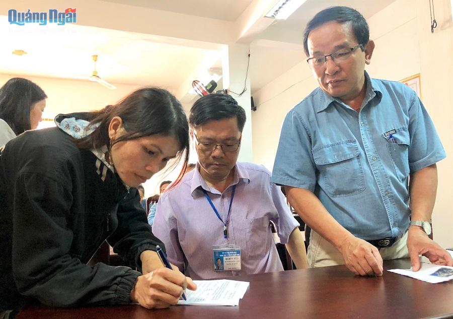 Phụ nữ ở Minh Long ký cam kết không sinh con thứ 3 và nhận tiền hỗ trợ theo Nghị định 39