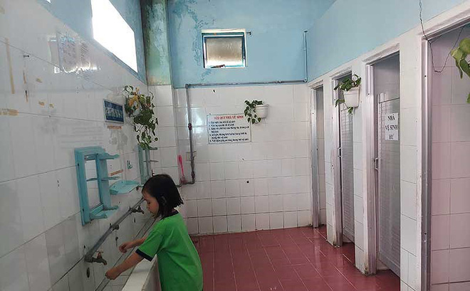 Nhà vệ sinh bẩn khiến nhiều học sinh nhịn tiểu dẫn đến viêm đường tiết niệu.
