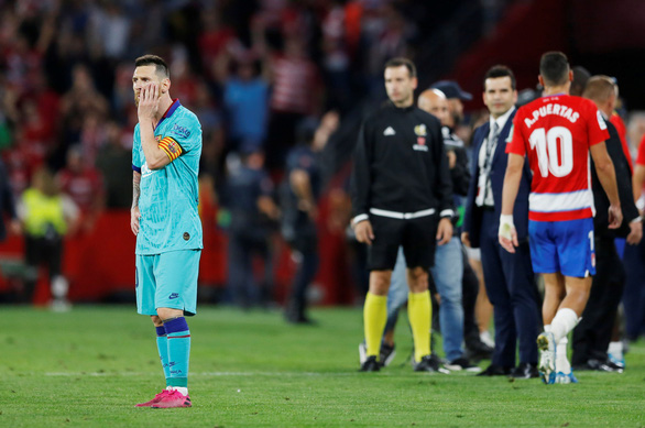  Messi trở lại đã không thể cứu được Barcelona ở trận thua 0-2 trước Granada - Ảnh: Reuters