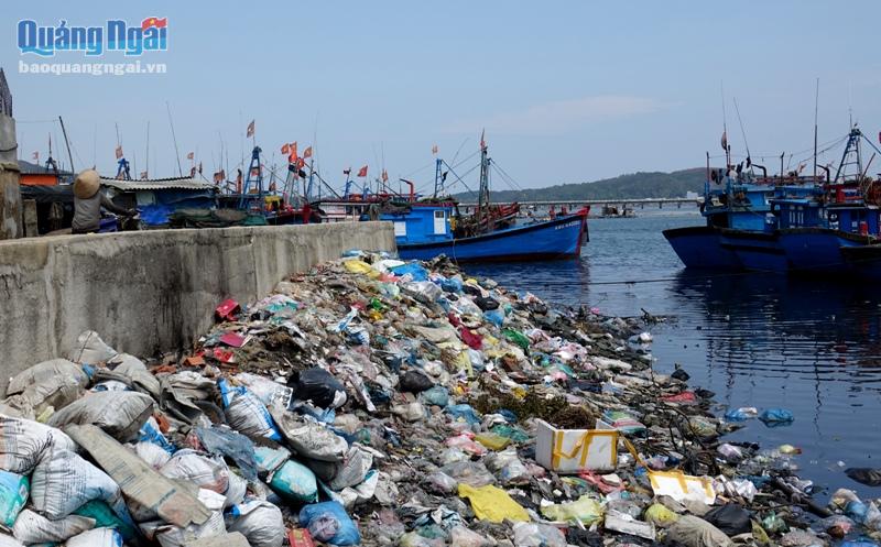 Rác thải ngập tràn cửa biển Sa Huỳnh và khu vực neo đậu tàu thuyền