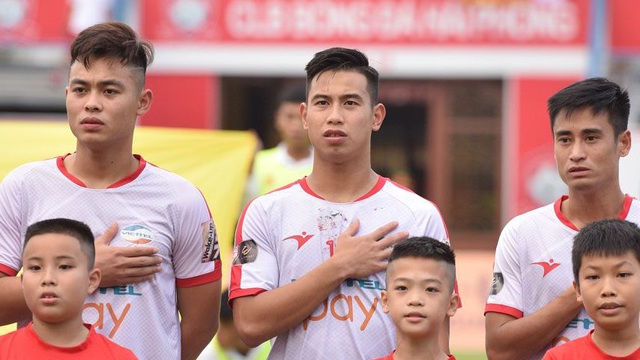 Việt Phong (giữa) bất ngờ được triệu tập lên đội tuyển Việt Nam