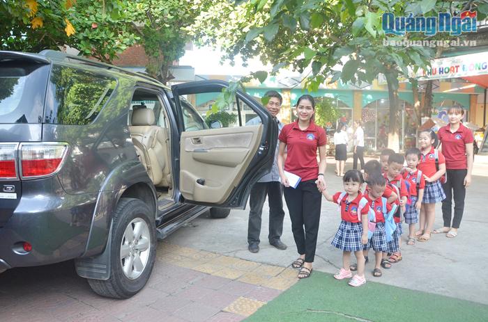 Học sinh Trường Mầm non Hoa Cương (TP.Quảng Ngãi) xếp hàng điểm danh trước khi lên xe, ổn định chỗ ngồi.
