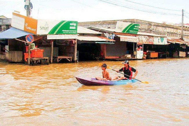  Nước sông Mekong dâng cao, gây lũ lụt tại nhiều tỉnh thành ở Campuchia. (Ảnh: Phnompenh Post).