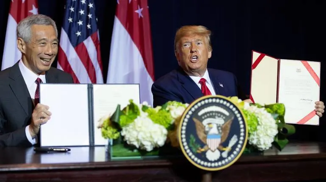  Tổng thống Trump và Thủ tướng Lý Hiển Long ký thỏa thuận gia hạn sử dụng căn cứ quân sự ngày 23/9 (Ảnh: AFP)
