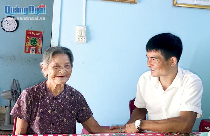 Cán bộ xã Trà Phú (Trà Bồng) thường xuyên thăm hỏi Mẹ VNAH Võ Thị Đương.    