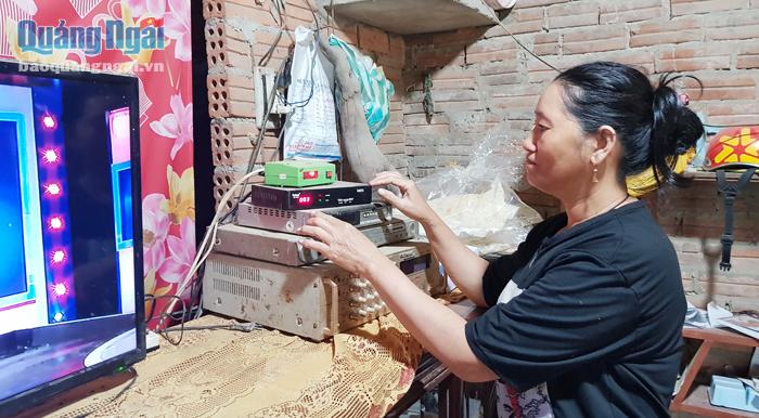  Dù là hộ cận nghèo, nhưng gia đình ông Đào Công Lùn, ở xã Nghĩa Hà (TP.Quảng Ngãi), vẫn phải tự mua đầu thu DVB-T2 để xem truyền hình.