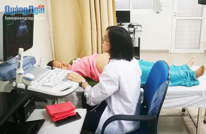 Phụ nữ mang thai siêu âm tại Bệnh viện Sản - Nhi tỉnh.