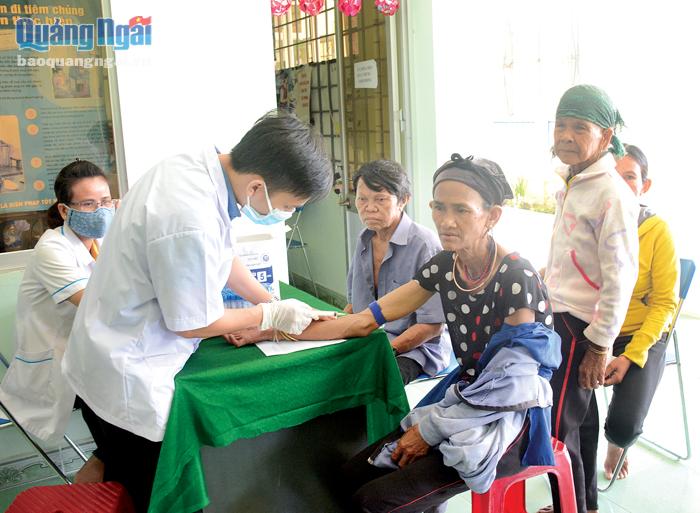 Người dân xã Ba Khâm (Ba Tơ) được chăm sóc y tế tại trạm y tế xã.